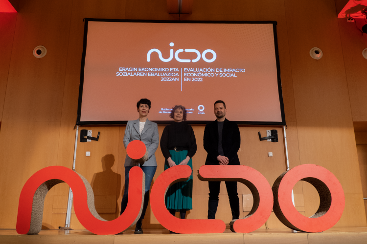 Fotografía de Elma Saiz, Rebeca Esnaola y Ramón Urdiáin en la presentación del informe.