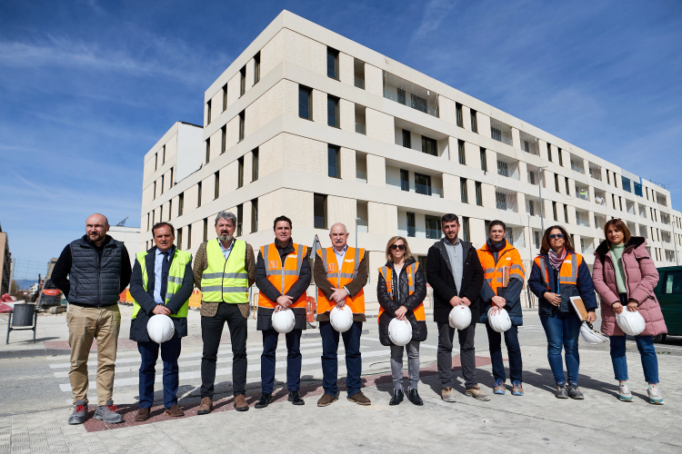 Fotografía del vicepresidente Aierdi junto a representantes de Nasuvinsa y el equipo de arquitectura en la visita a las VPO de Sarriguren. 