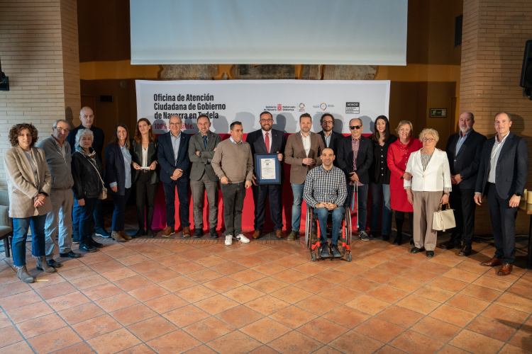 Fotografía del vicepresidente Remírez sosteniendo el premio, acompañado de las personas que han participado en el acto. 