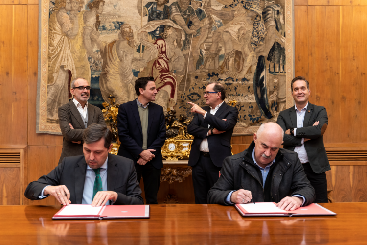 Fotografía del vicepresidente, José María Aierdi, y el gerente de la Universidad de Navarra, Álvaro Balibrea, en la firma del convenio.