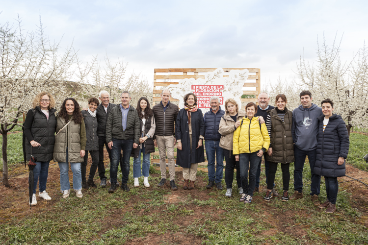 Fotografía de la consejera Gómez, con el resto de participantes en el acto. 