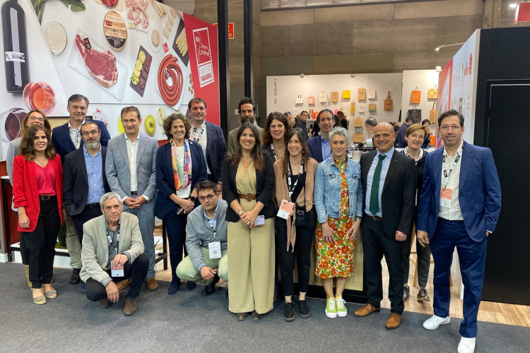 Fotografía de la consejera Gómez con con representantes de las empresas participantes. 