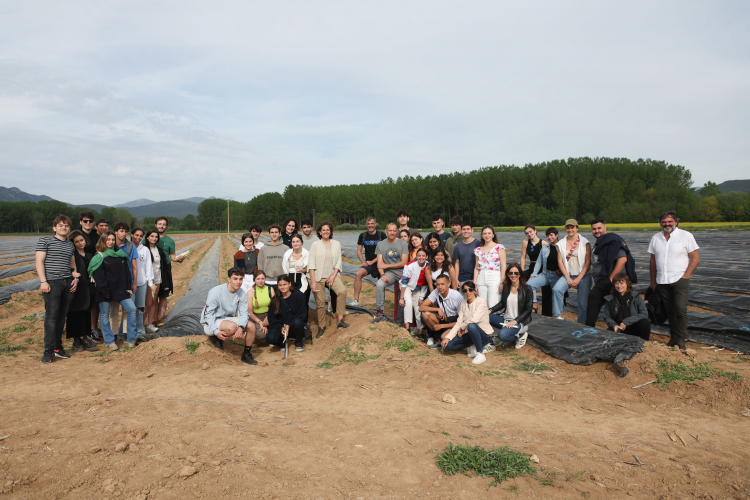 Fotografía de la consejera Gómez y los estudiantes en la finca