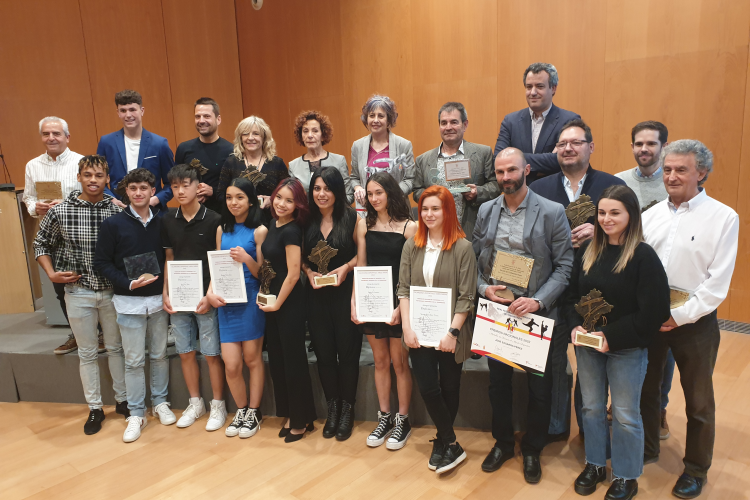 Imagen grupal de todas las personas premiadas en la gala de la Federación Navarra de Taekwondo
