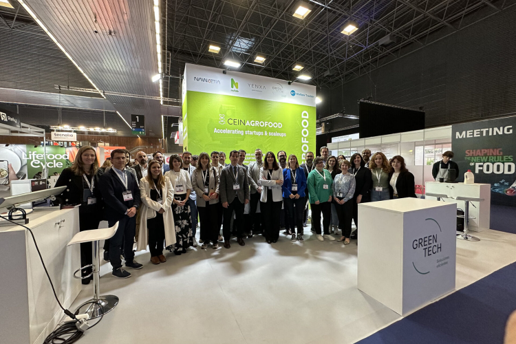 Fotografía de los participantes en el evento.