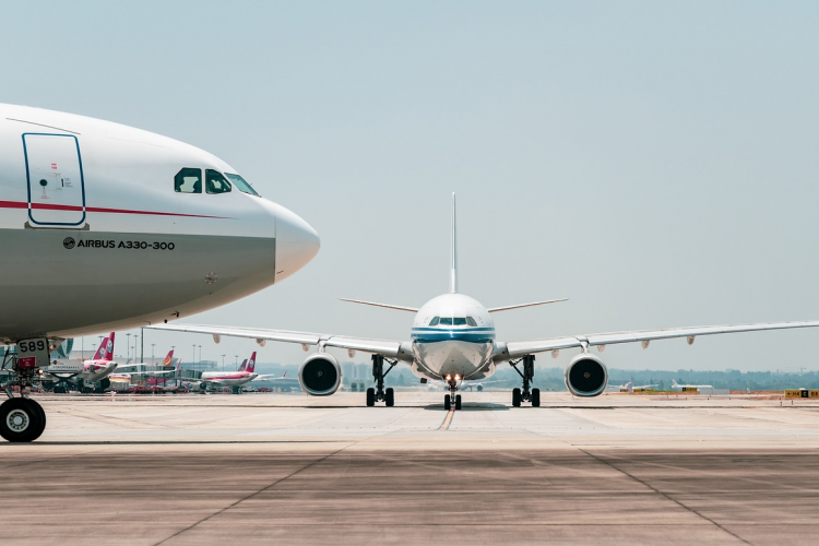 Fotografía de dos aviones en la pista de aterrizaje