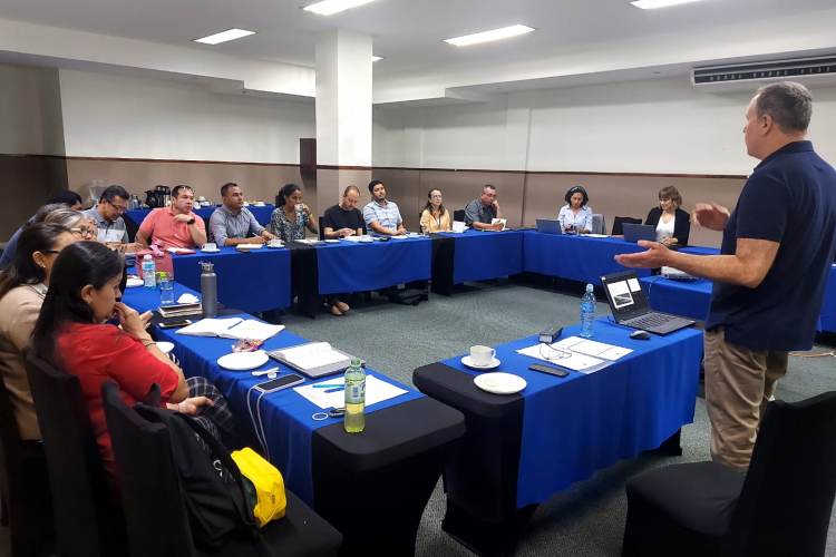 Fotografía de una de las reuniones de trabajo mantenidas con autoridades locales.