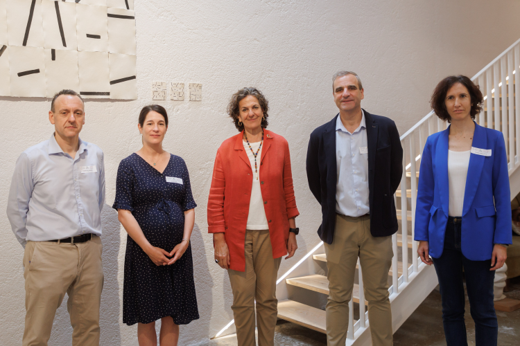 Fotografía de Andrés Seco, representante de la UPNA; Eva Sevigne, de Navarra Zirkular; la consejera Gómez; Luis Sanz, director-gerente de GAN-NIK; y Virginia Gómez, directora del proyecto. 