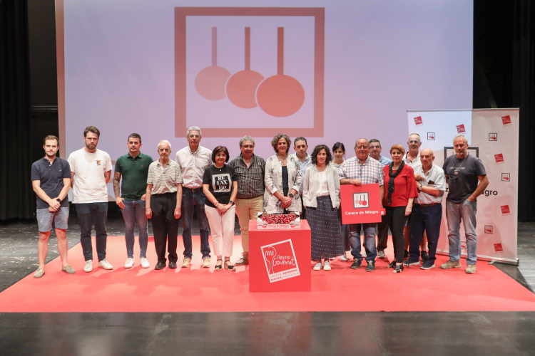 Fotografía de la consejera Gómez y el resto de participantes en la presentación.  