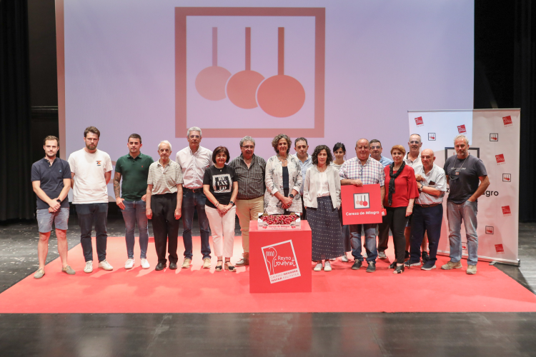 Fotografía de la consejera Gómez y el resto de participantes en la presentación.  