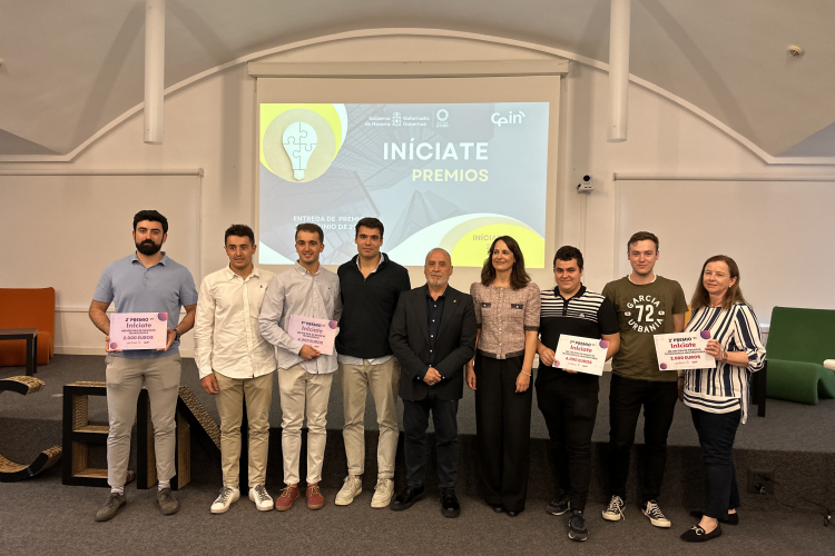 Fotografía del consejero Cigudosa y María Sanz de Galdeano, con los equipos premiados.