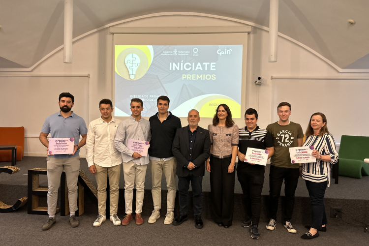 Fotografía del consejero Cigudosa y María Sanz de Galdeano, con los equipos premiados.