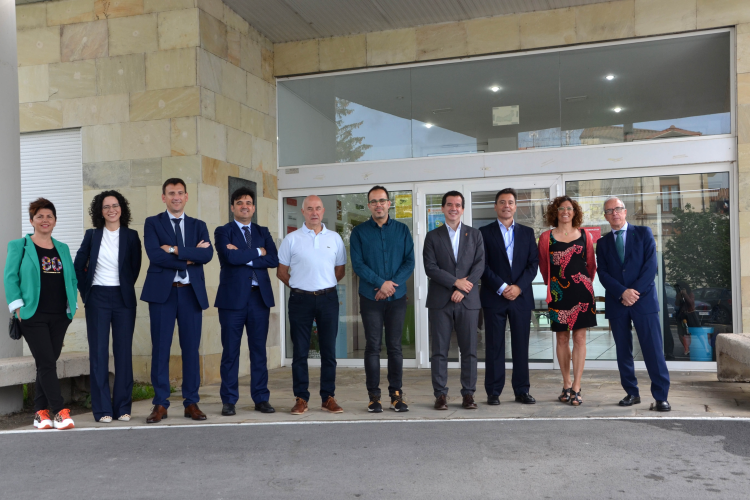 Fotografía del consejero Irujo, junto a representantes de Sodena, del Patronato de la Fundación Felipe Lecea, de la clínica Josefina Arregui, de Elkargi SGR, de Caixa Bank y de Laboral Kutxa.