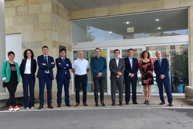 Fotografía del consejero Irujo, junto a representantes de Sodena, del Patronato de la Fundación Felipe Lecea, de la clínica Josefina Arregui, de Elkargi SGR, de Caixa Bank y de Laboral Kutxa.