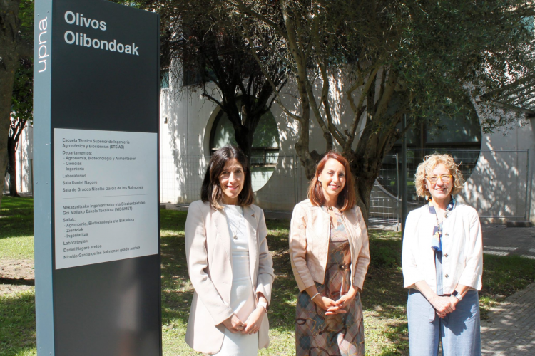 Fotografía de Idoia Esparza (Tracasa Instrumental), Mar González (directora gerente de Tracasa Instrumental y consejera delegada de Tracasa Global) y Esperanza Amezketa (Tracasa Global), en las instalaciones de la Universidad Pública de Navarra.