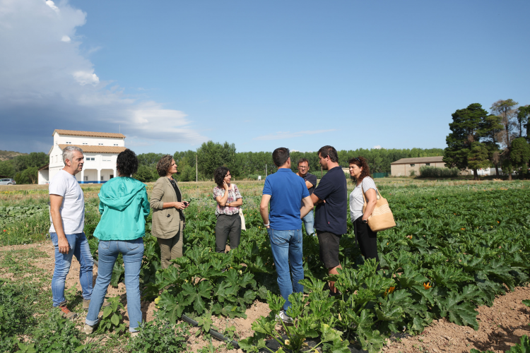 Fotografía de la consejera Gómez, con el resto de participantes en la visita. 