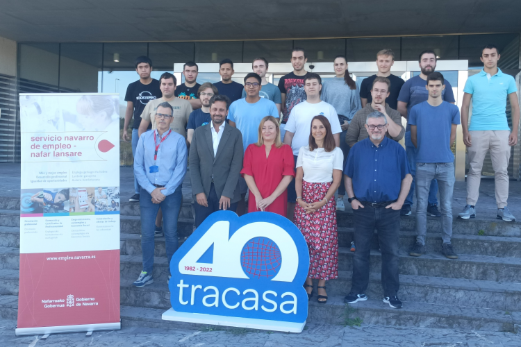 Fotografía de la directora gerente del Servicio Navarro de Empleo-Nafar Lansare, Miriam Martón, en el centro, junto a los participantes en el programa.