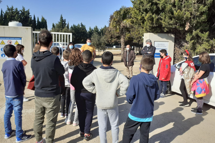  Los alumnos y alumnas del colegio público de Monteagudo durante la visita a la depuradora de la localidad. 