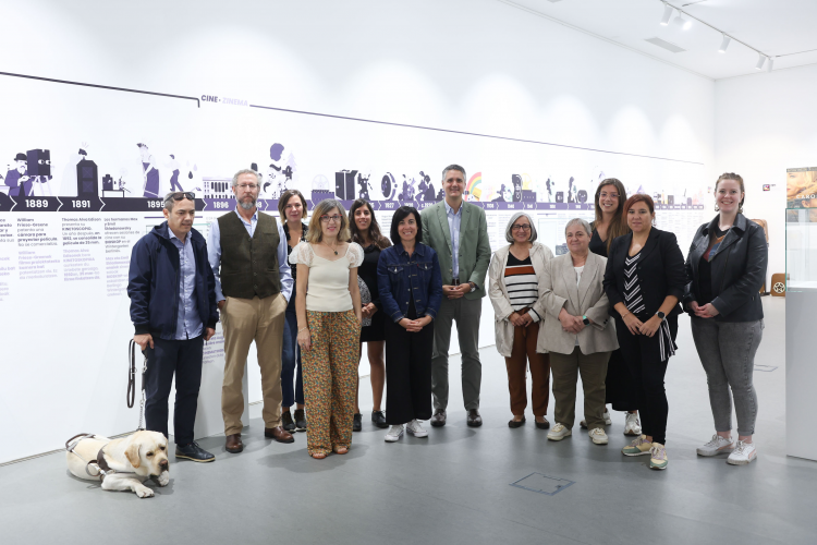 Fotografía del director general de Cultura - Institución Príncipe de Viana, Ignacio Apezteguía, en la presentación de la exposición junto con otros asistentes