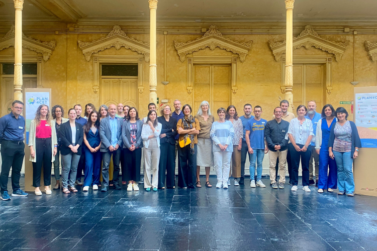 Fotografía de los participantes del proyecto europeo PLAN4CET junto con la directora general de Transición energética, Proyectos estratégicos y S4, Uxue Itoiz, y la directora de la Oficina de Proyectos Europeos, Silvia Ojer.