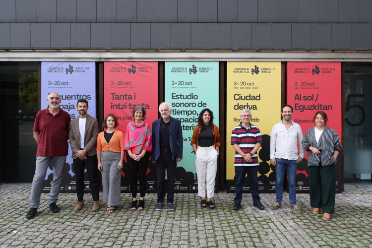 Fotografía de la consejera de Cultura, Deporte y Turismo, Rebeca Esnaola, el director del programa  Encuentros de  Pamplona 72-22, Ramón Andrés, y el director gerente de la Fundación Baluarte, Ramón Jauquicoa, junto a artistas participantes en la exposición.