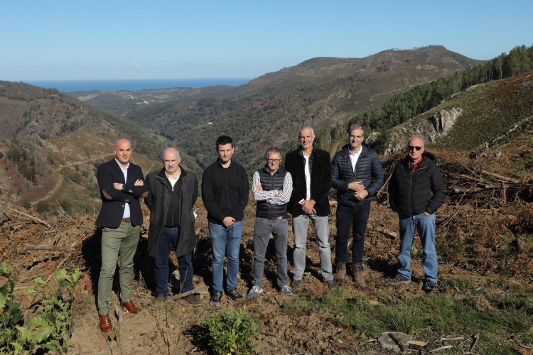 Fotografía de Javier Martínez (Caja Rural), José Mari Aierdi (consejero), Ladis Satrustegi (alcalde),Francisco Fernández Nistal (CPEN), François Delamare (ArcelorMittal Lesaka), Luis Sanz (GAN-NIK)y Pello Astiz (concejal de Lesaka) en el paraje de Eskolamendi. 