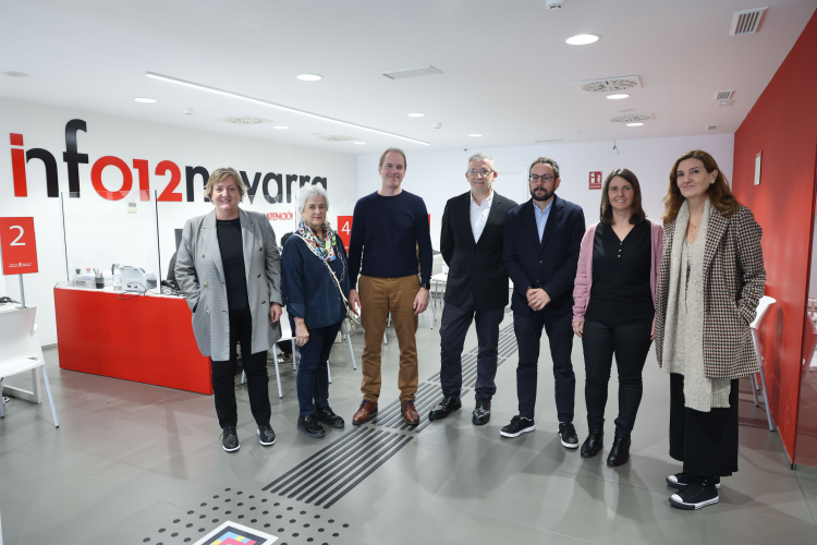 Fotografía de Toya Bernad, Itziar Ayerdi, Iñaki Pinillos, el vicepresidente Taberna, Joseba Asian, Leticia Gurpegui y Carmen Vallés, en su visita a la Oficina de Atención Ciudadana de Tudela.