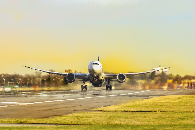 Fotografía de un avión despegando