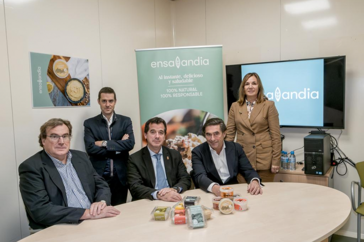 Fotografía de varios representantes de Sodena y de Egrin Alimentación