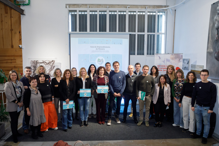 Fotografía de la consejera Maeztu junto a la directora gerente Martón y representantes de los agentes del área de emprendimiento de Navarra.