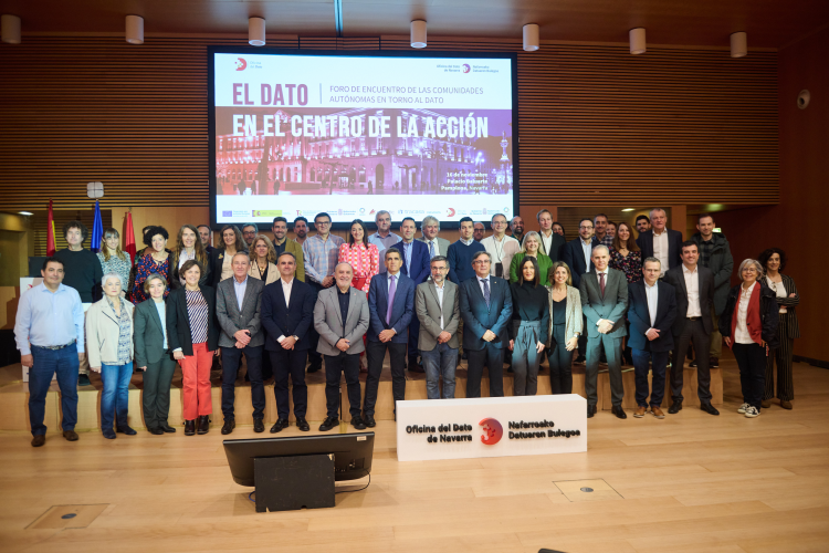 Fotografía del consejero Cigudosa, junto a participantes en el foro de encuentro.  