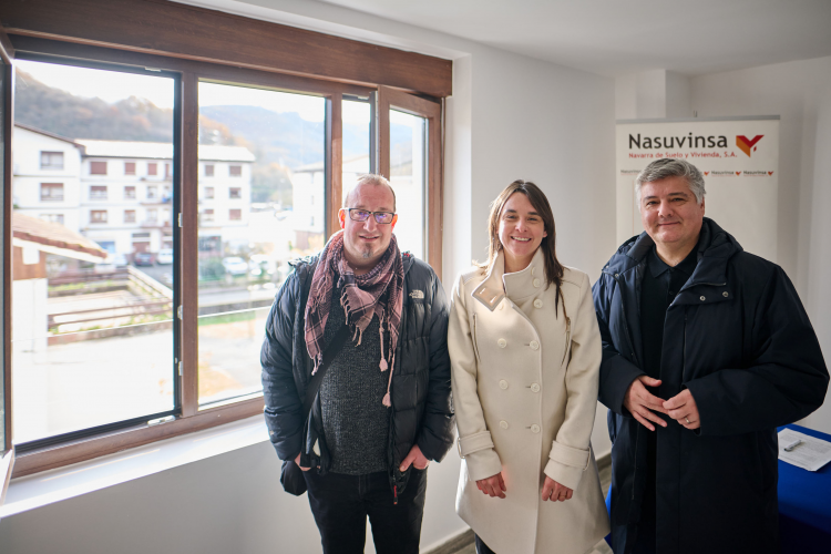 Fotografía del alcalde de Baztan, Fernando Anbustegi; la vicepresidenta, Begoña Alfaro; y el director gerente de Nasuvinsa, Javier Burón