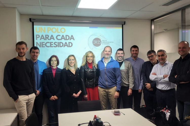 Fotografía de la consejera Fanlo junto a los asistentes a la reunión sobre el Polo de Innovación Digital de Navarra, IRIS