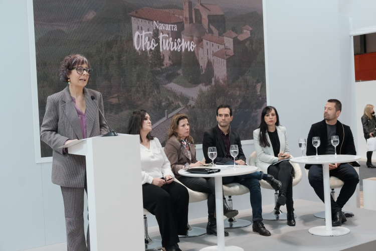 Fotografía de la consejera Rebeca Esnaola, en la presentación de uno de los coloquios de esta mañana