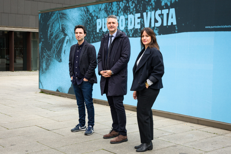 Fotografía de Manuel Asín, director artístico del Festival; Ignacio Apezteguía, director general de Cultura; y Teresa Morales de Álava, directora ejecutiva de Punto de Vista.