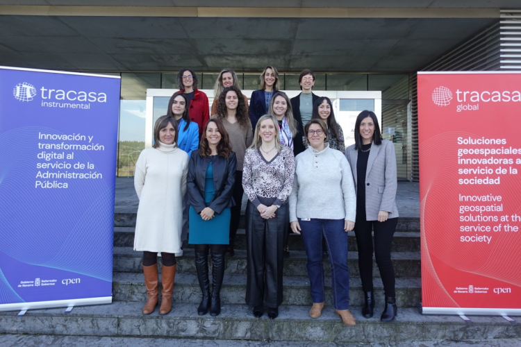 Fotografía de la consejera Fanlo, con las doce profesionales que conforman ‘TracasaWomen TIC’ 