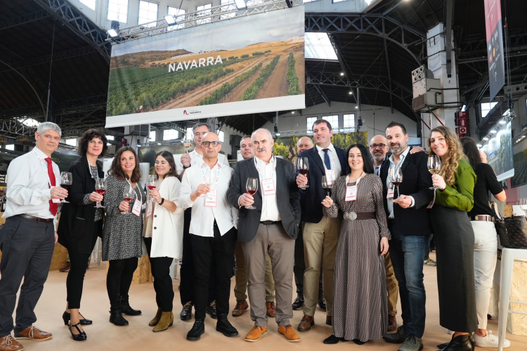 Fotografía del consejero Aierdi junto con el presidente de la DO Navarra, David Palacios, y representantes de las bodegas navarras que participan en la Barcelona Wine Week. 