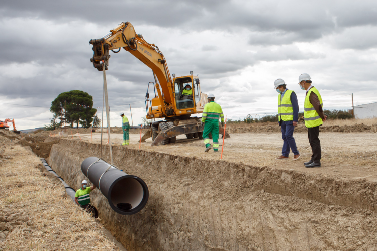 El consejero Ciriza en una de las visitas a las obras del Canal de Navarra en Peralta. 