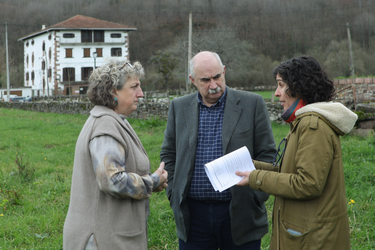 Fotografía del consejero Aierdi, la gerente de Cederna-Garaluz y la directora gerente de INTIA