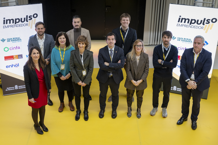 Fotografía de varios representantes al acto.