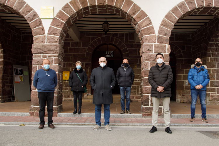  De izda. a dcha.: José Irigaray, alcalde de Burguete; Amparo Viñuales, alcaldesa de Roncal; el vicepresidente José Mª Aierdi; el presidente del Concejo de Espinal, Mikel Joseba Landabere; el director  gerente de Nasuvinsa, Alberto Bayona; y el teniente de alcalde de Jaurrieta, José Manuel Narvaiz. 