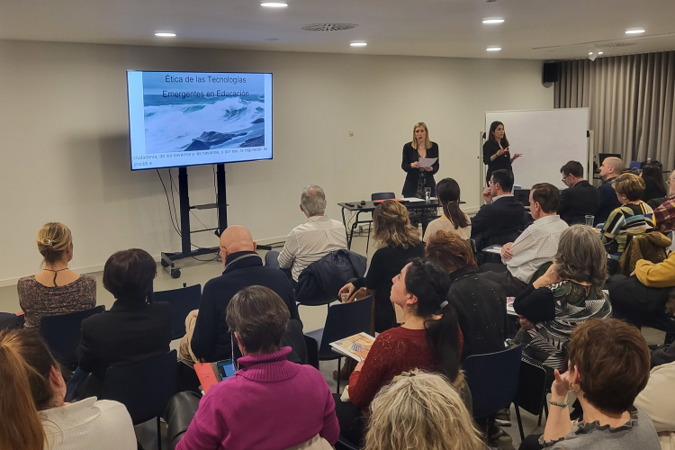 Fotografía de la consejera Fanlo, durante la inauguración del taller "Ética de las tecnologías emergentes".