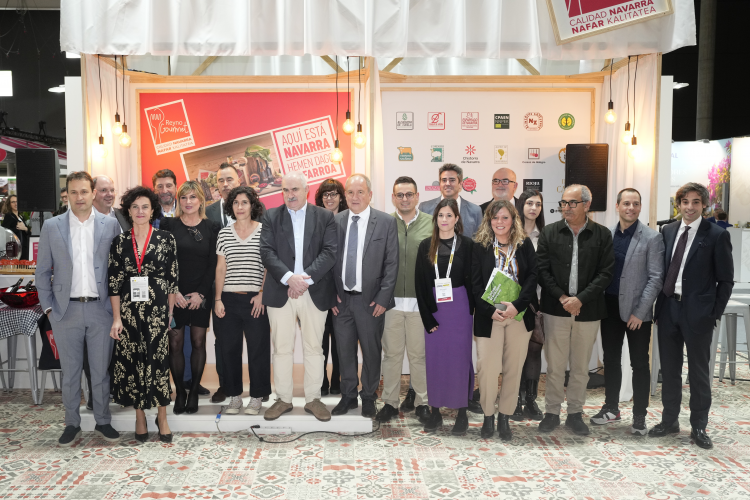 Fotografía del consejero Aierdi junto con los representantes de las 40 empresas que participan en Alimentaria. 