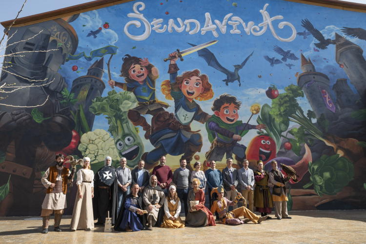 Fotografía de la consejera Esnaola, los alcaldes de Arguedas y Valtierra y el resto de acompañantes junto a algunos de los actores del parque