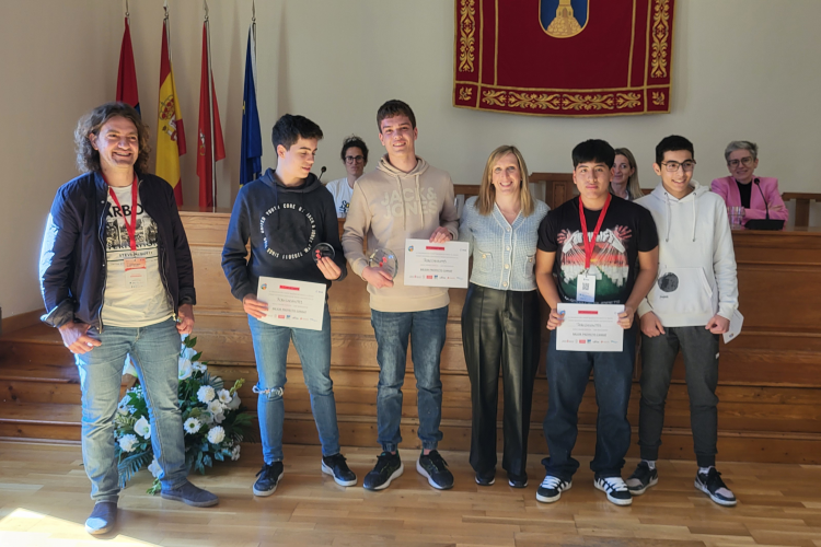 Fotografía del equipo Robochocantes del IES Marqués de Villena de Marcilla, ganador de la VI edición de CanSat Navarra, junto con la consejera Patricia Fanlo