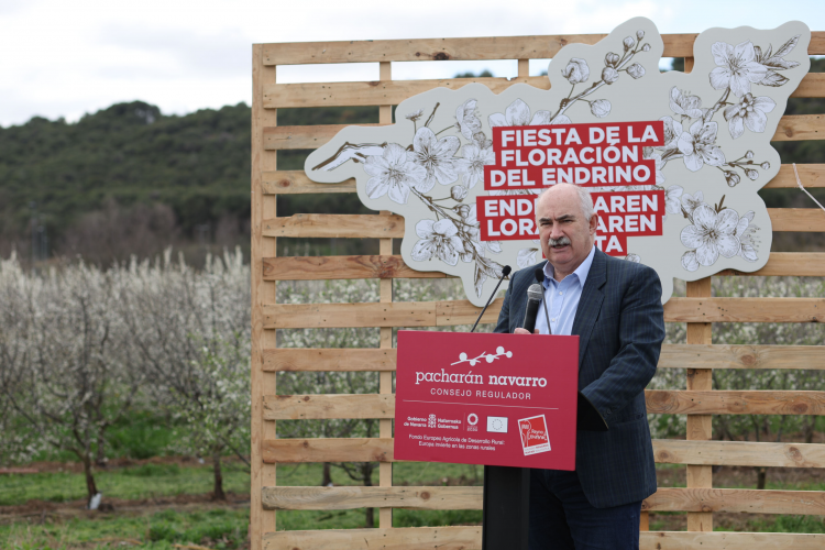 Fotografía del consejero Aierdi mientras la visita 