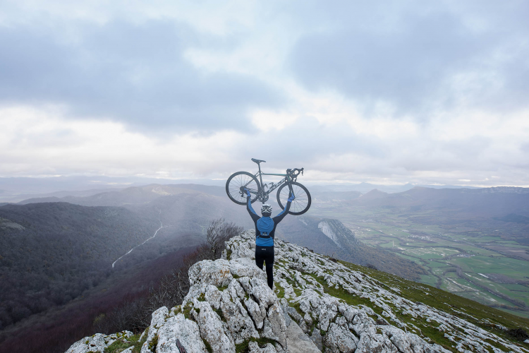 Fotografía de un ciclista subido en una montaña