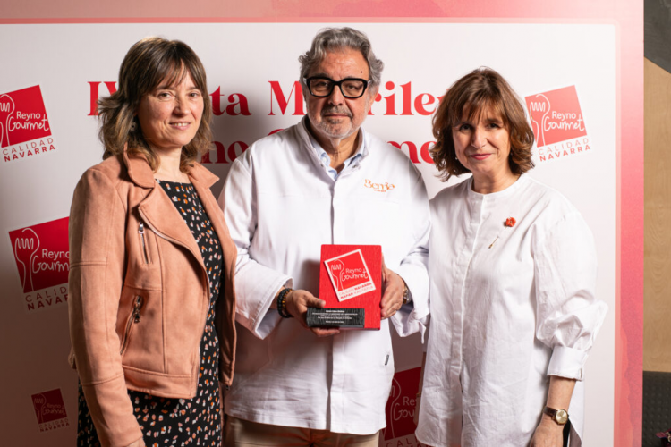 Fotografía de tres personas durante la presentación