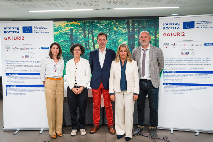 Fotografía de algunos representantes al acto