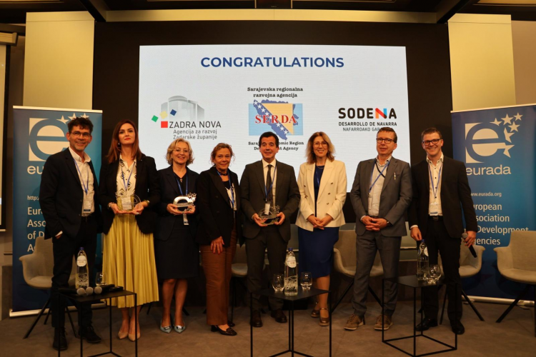 Fotografía del consejero Irujo, con el premio de EURADA a Navarra Zirkular como buena práctica a implementar en el resto de regiones europeas. 